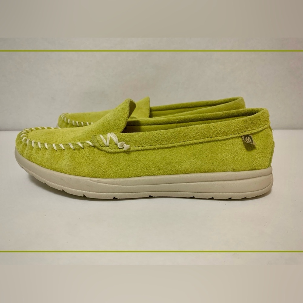 Women’s Minnetonka Moccasin Discover Classic Size 8 Citrus Green Water